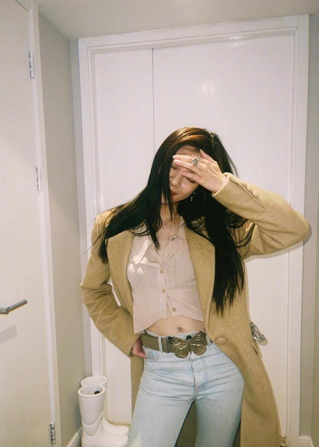宋妍霏真不愧是行走的衣架子,下雪天街边随拍,风衣内搭露脐装配低腰