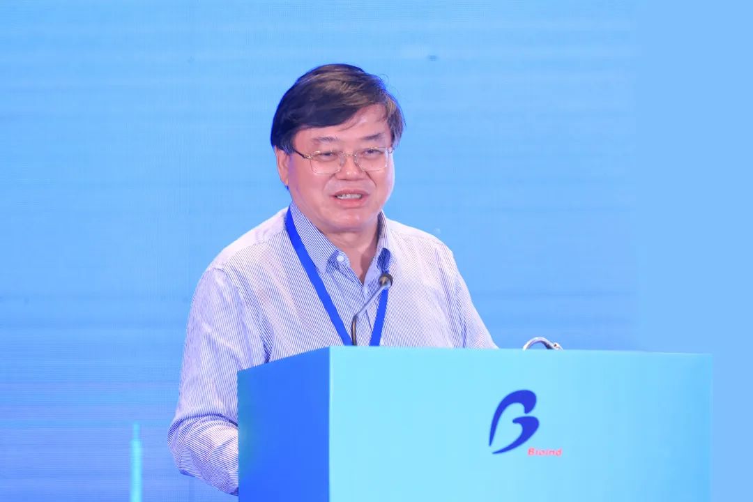 教授主持,主要分为2个环节,首先由农创中心主要负责人陈春明致辞,陈