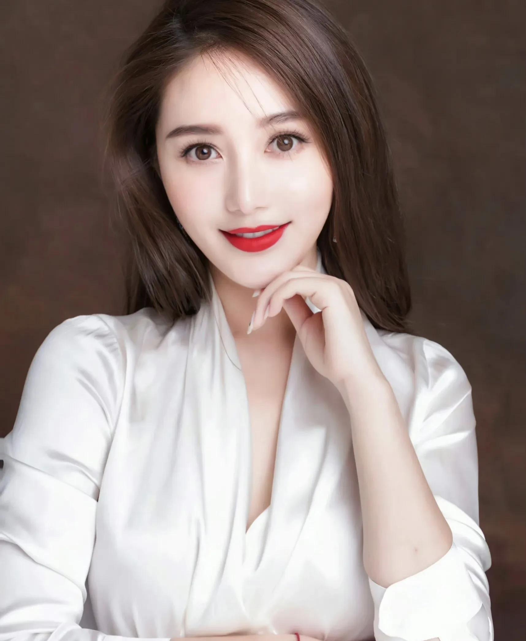 黄晓明与美女看电影疑新恋情,女方是angelababy曾合照的赵仕瑾?