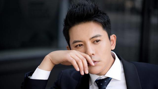 小白龙"姚烈"饰演无花的正是演员崔鹏,很多人可能没听过他的名字,但是