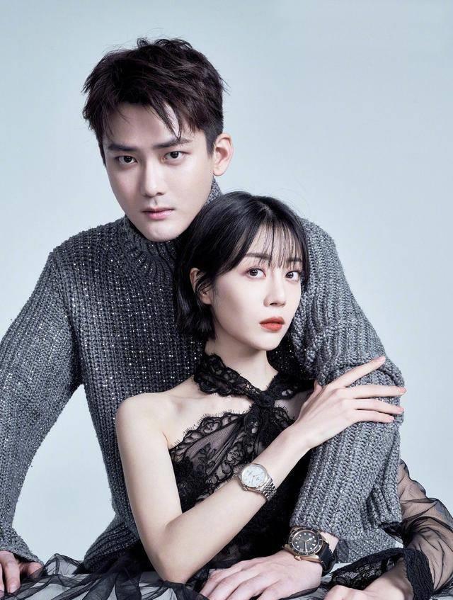 她"离开"杨幂一年多,今穿羽绒服配拼接短裙,蹲圆柱上气势十足_李溪芮