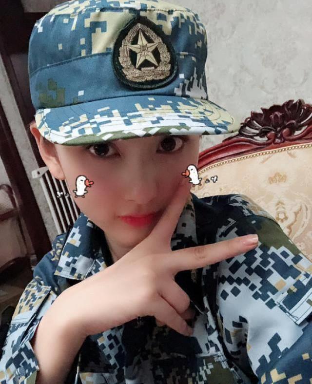 宋祖儿晒军训照,和当年的迪丽热巴比,美颜技术这几年进步不少!