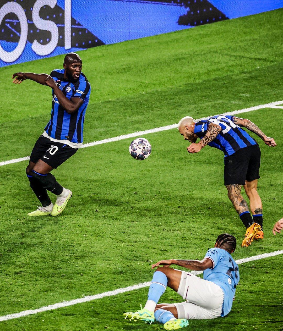 亨利:卢卡库不得不接受这一点 他在欧冠决赛中挡出了队友的射门_头球