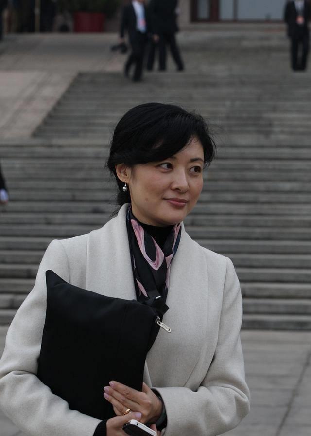 她就是倪萍口中那无所不能的主持人,如今51岁的周涛又开始折腾了_身临