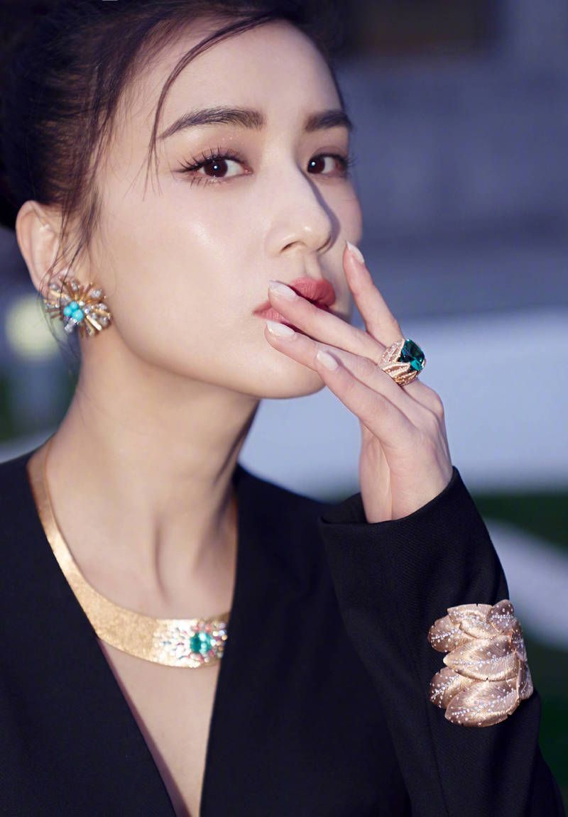 黄圣依黑西装配高马尾酷飒十足 腰肢纤细气场全开