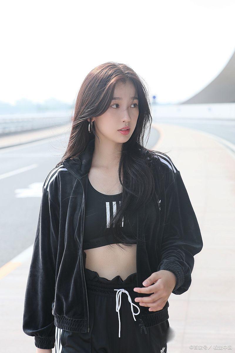 27岁的虞书欣与大她17岁的吴建豪恋爱,单看这个年龄差就有够离谱的.