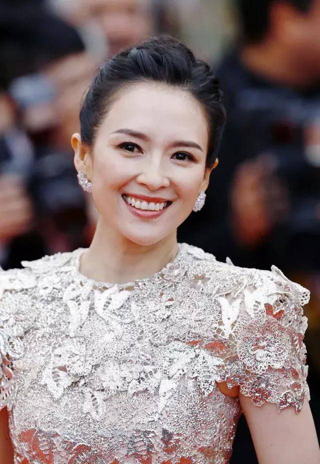 杨丞琳辟谣自己怀孕的方式,居然也是劈叉,这是在内涵赵丽颖?