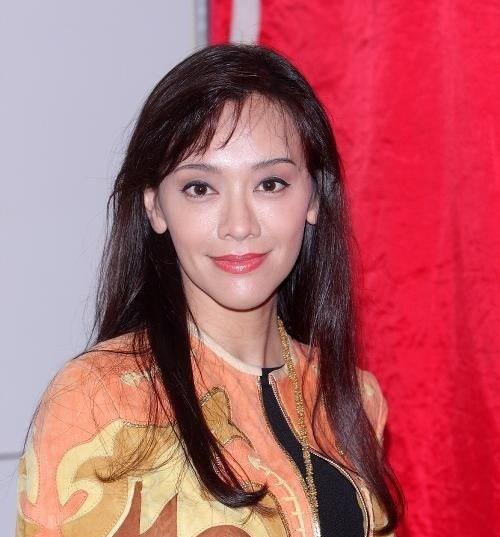 悲催的钱小豪:老婆郭秀云婚后拍时尚片,儿子多次改名又改姓_电影_僵尸
