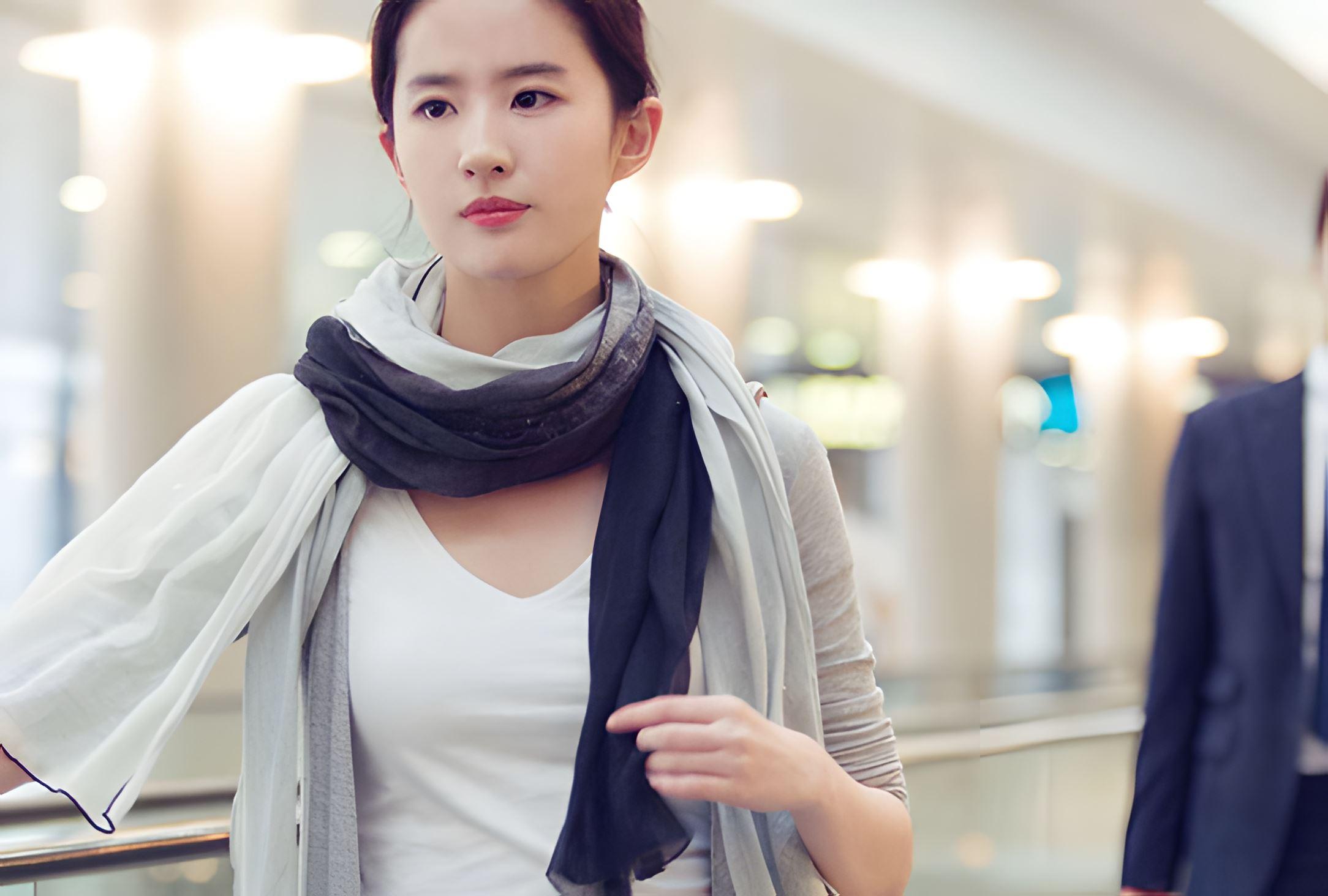 刘亦菲爆读书时没人追照片发出后,网友表示心里想想都是一种亵渎