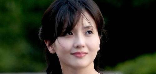 为亡夫守寡10年,与女儿相依为命,今52岁让人羡慕