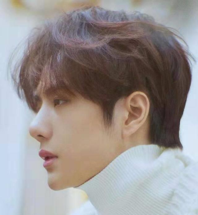 王一博倒车式过门帘,不肯用手还要保护好帅脸,本质是"懒"!