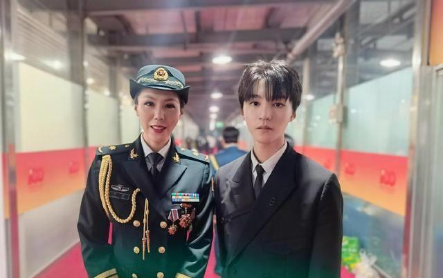 王俊凯和女表演家合影,手放的位置很特殊,一眼就能看出素质高低_女生