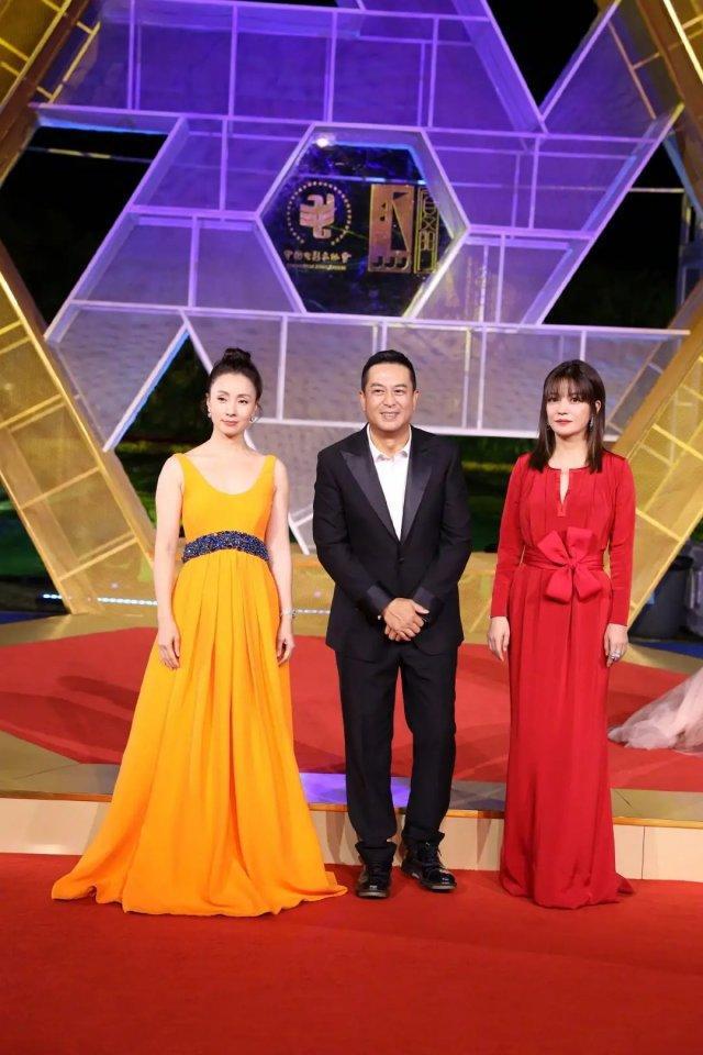 女子,陶虹同台亮相,实力演绎美貌与年龄无关,穿对这点很新的_女性