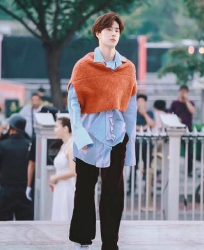 王一博15岁给韩庚伴舞照被扒,肤色成亮点,天生丽质一点不说瞎话_皮肤