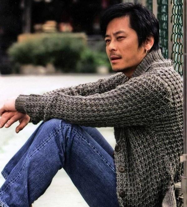 王杰首次公开20多年前的老照片,4个都是超级巨星,如今只剩1个_网友