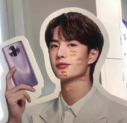 王一博全身哪个部位最受欢迎?人形立牌唇印见分晓!你们魔鬼吗?