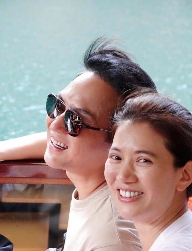 网友偶遇张智霖和儿子陪袁咏仪买包,魔童身高超妈妈帅气不输老爸_一家