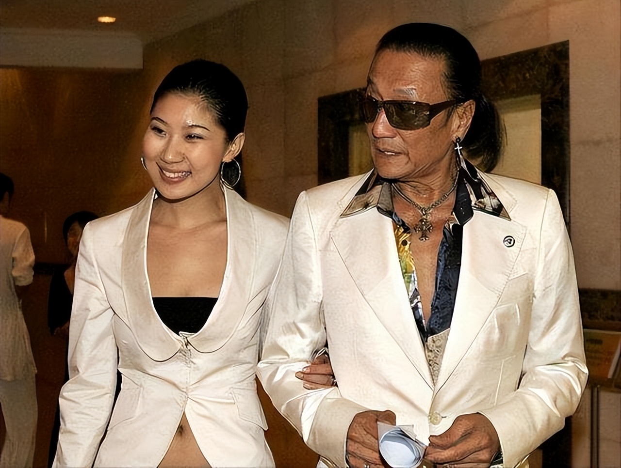 精神抖擞似小伙,失恋后常跟前妻聚会_谢霆锋_墨镜_时候