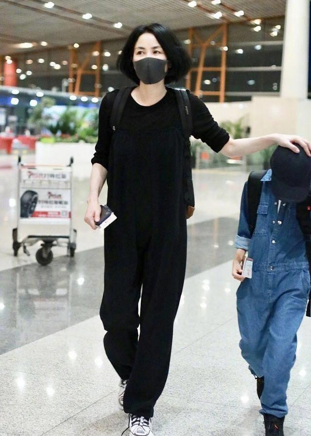 王菲高调现身秀婚戒?