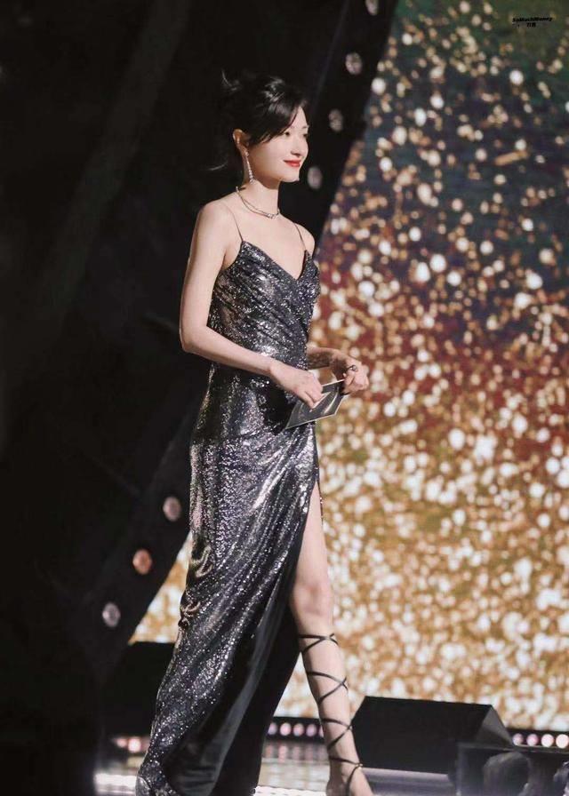 万茜动态被夹9宫格问号表情在线疑惑求问,憨憨行为逗笑众网友_姐姐