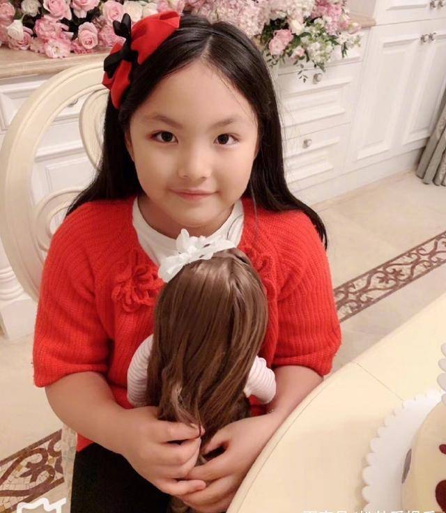 王诗龄9岁生日,李湘晒一家三口合照感情依旧,王岳伦白发超抢镜_蛋糕