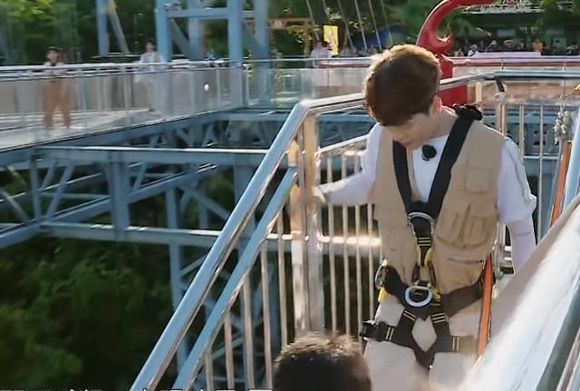 王嘉尔挑战悬崖秋千,谁注意俯视镜头下他的手,害不害怕一目了然_工作