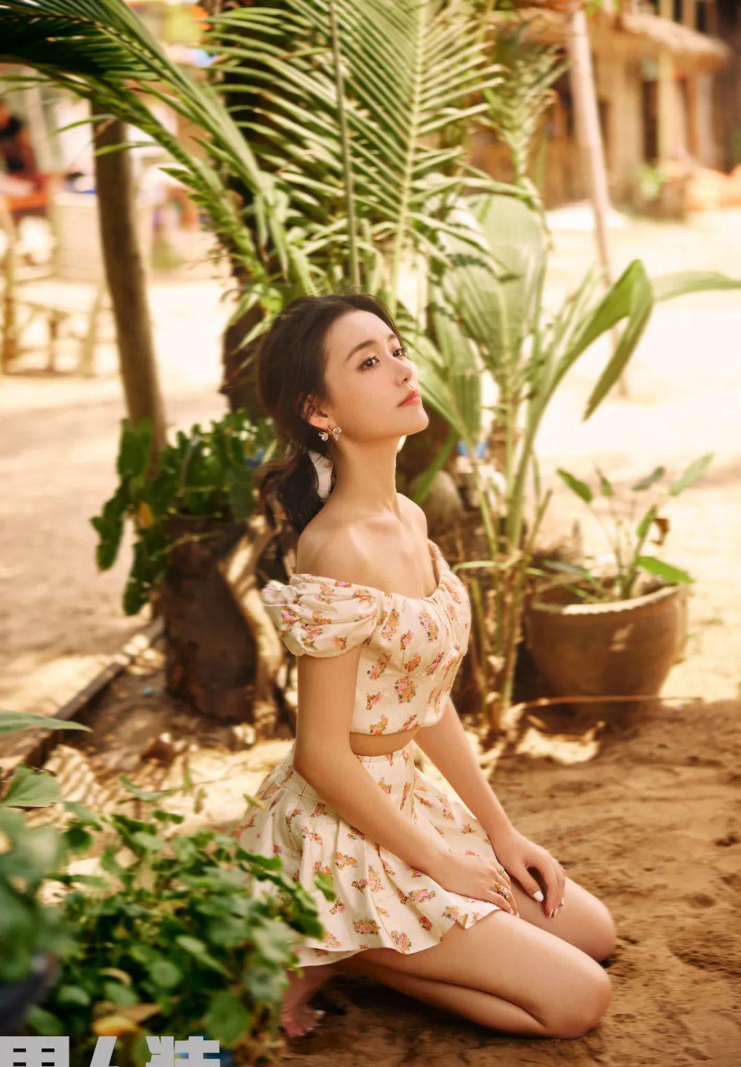 22岁蒋依依《男人装》五月封面,粉红色抹胸短火裙,饰演性感女郎_背心