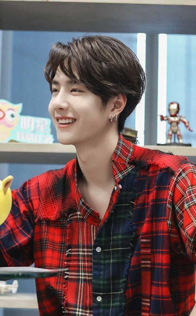 王一博的治愈系笑容:自带清新气质,单纯又干净_样子_阳光_模样