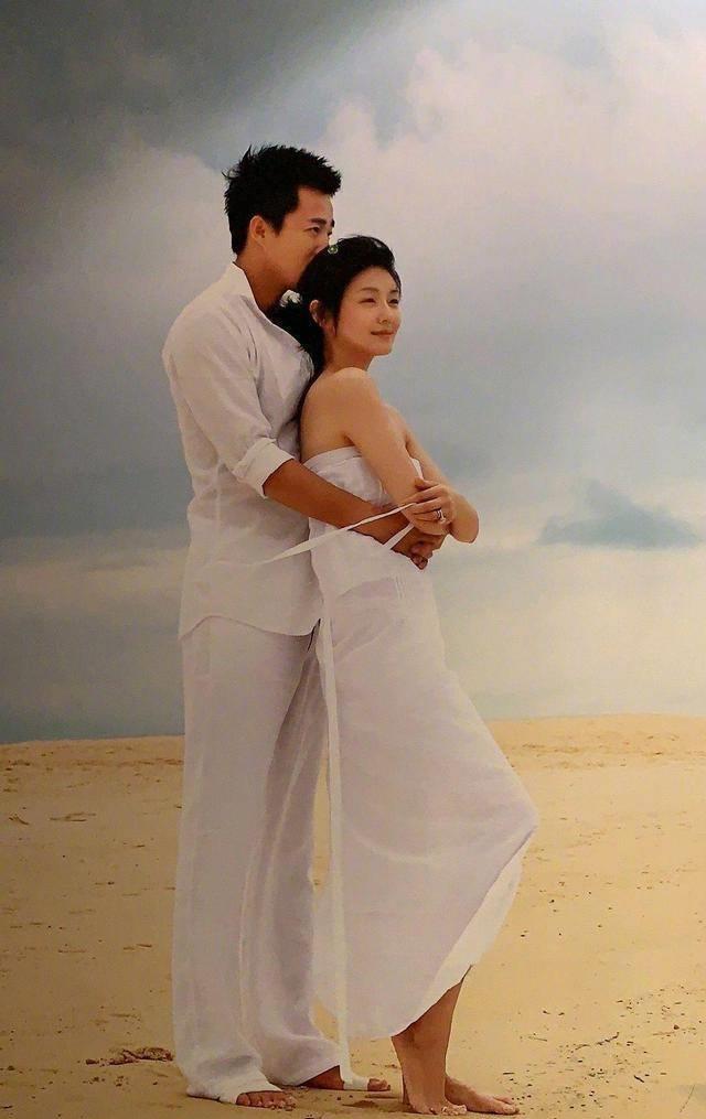 汪小菲庆与大s结婚十周年,两人合影像父女,钻戒的字母我羡慕了_状态