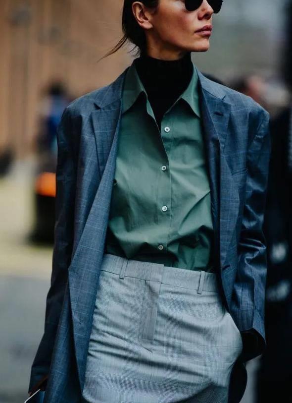随性的中性风穿搭,这样的衬衫是不是你想要的模样?_衬衣_绸缎_材质