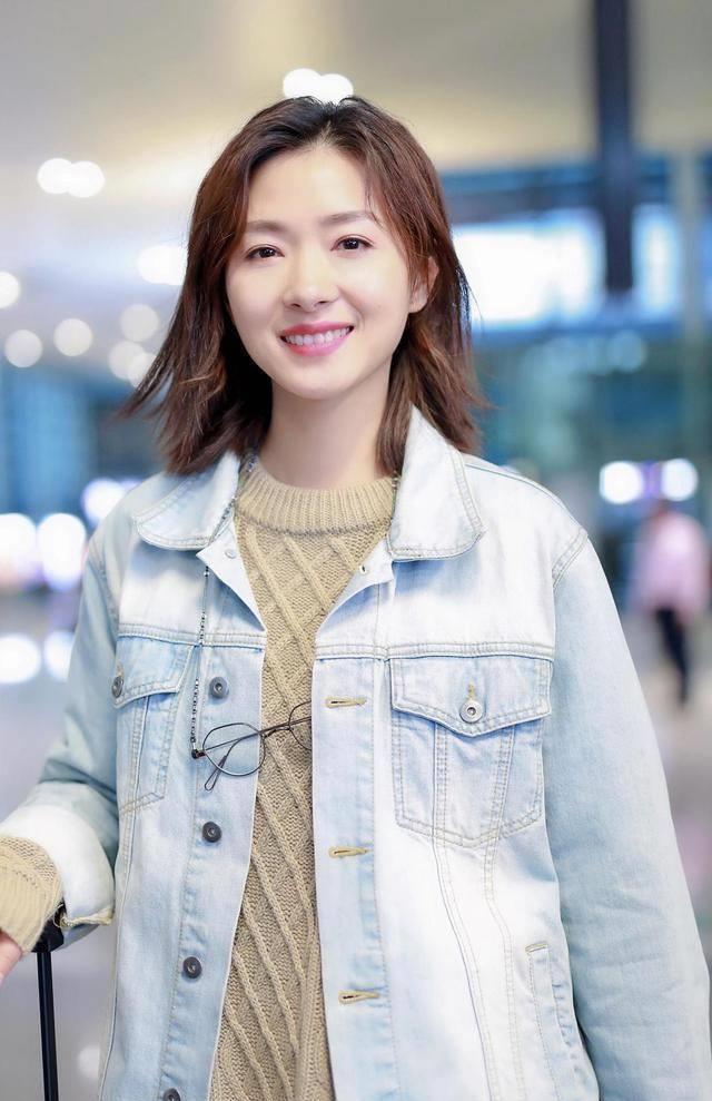 万茜牛仔服造型走机场,气质清新很有时尚感,37岁秒变青春少女_款式