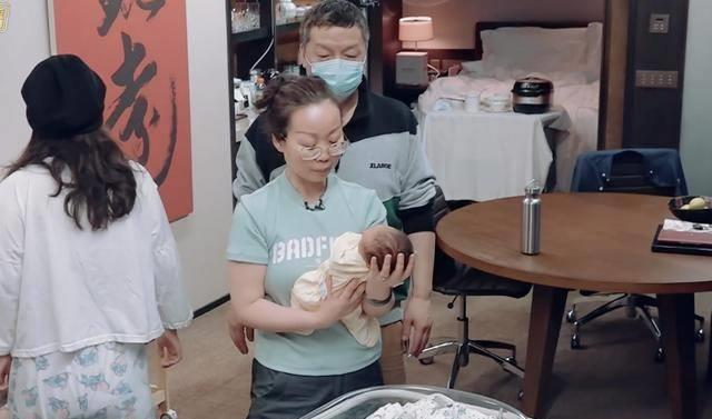 王斯然产后拒绝给孩子喂奶,爸爸劝说不听,却被gai骂神经质?