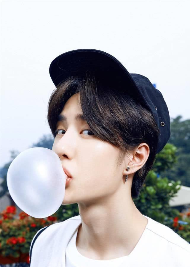 王一博对着镜头吹泡泡,看到特写的嘴巴,网友们纷纷表示不淡定了_嘴唇