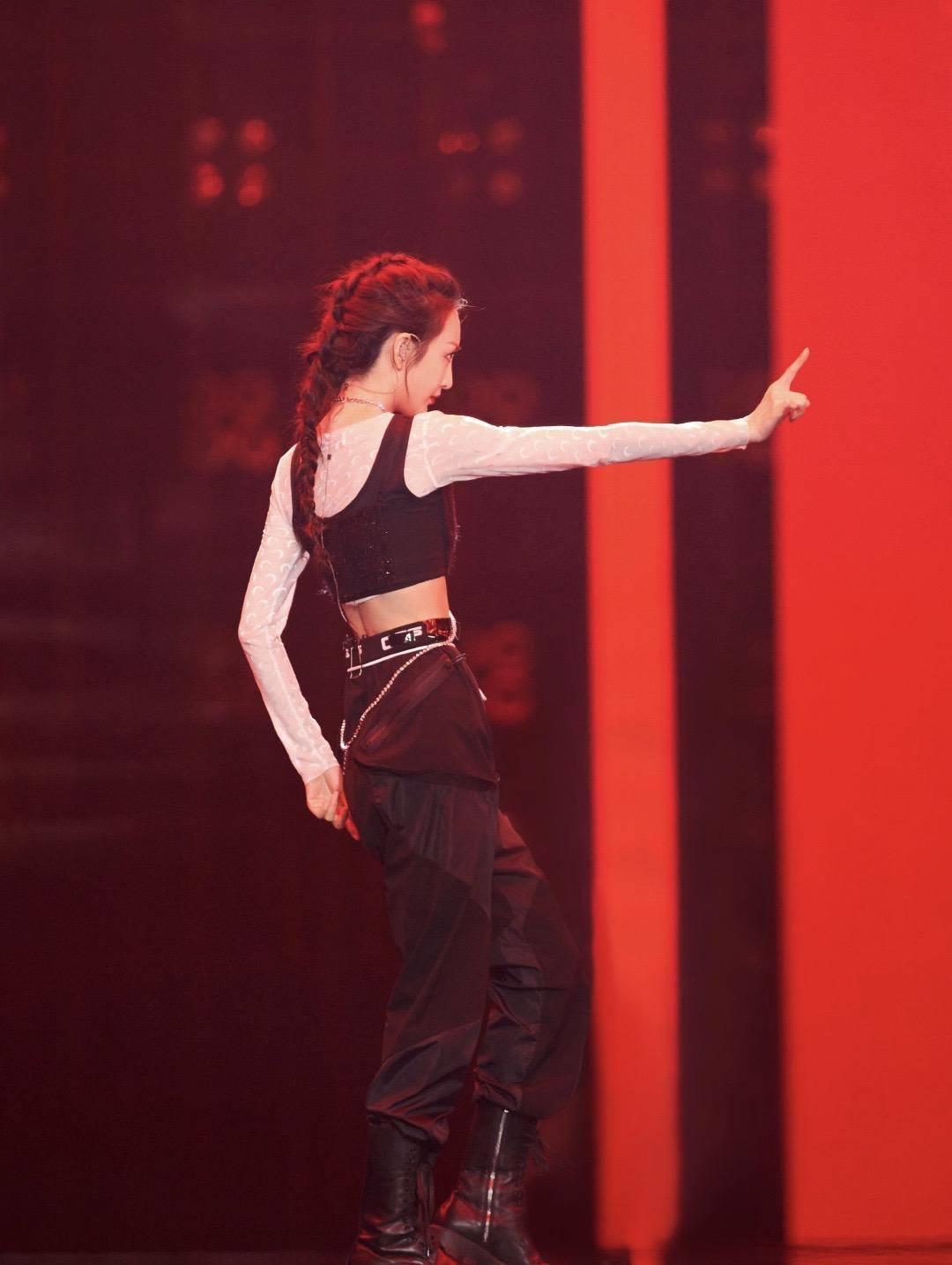 暖色,也带来了形象的层次感和丰富感,这是造型与同场嘉宾汪东城热舞