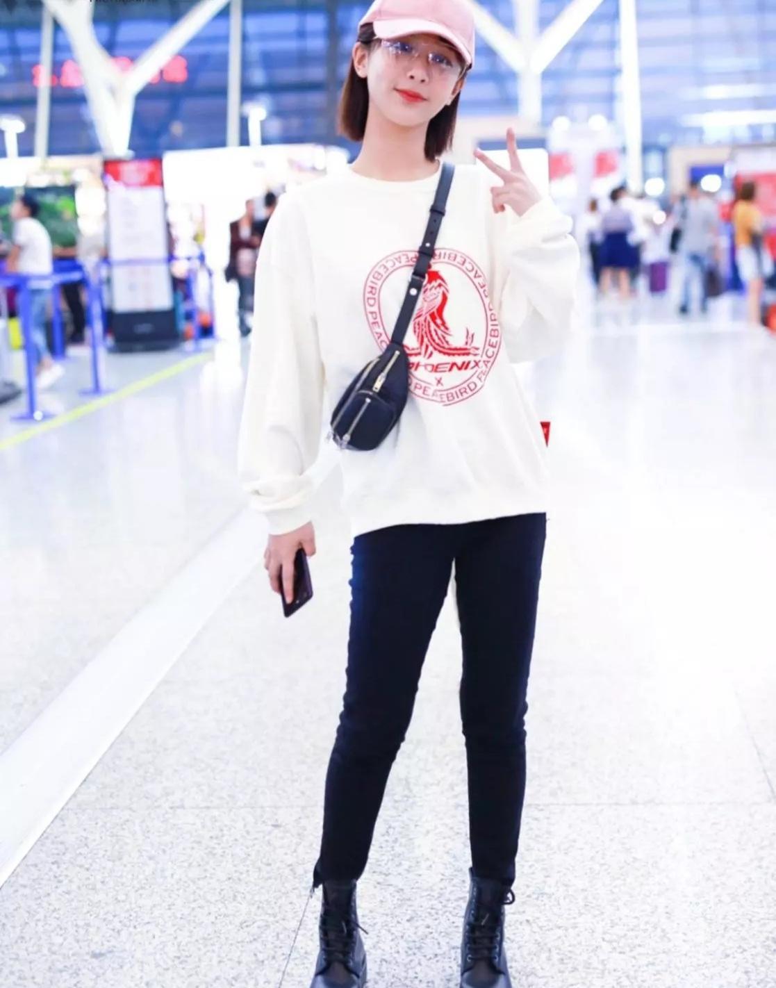在《家有儿女》中饰演小雪的杨紫长大了,她的日常私服也越来越少女