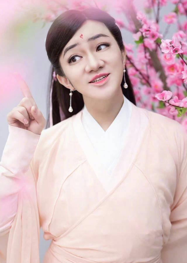 从照片中可以看出,他为了完美的cos迪丽热巴的经典角色凤九,在发型与