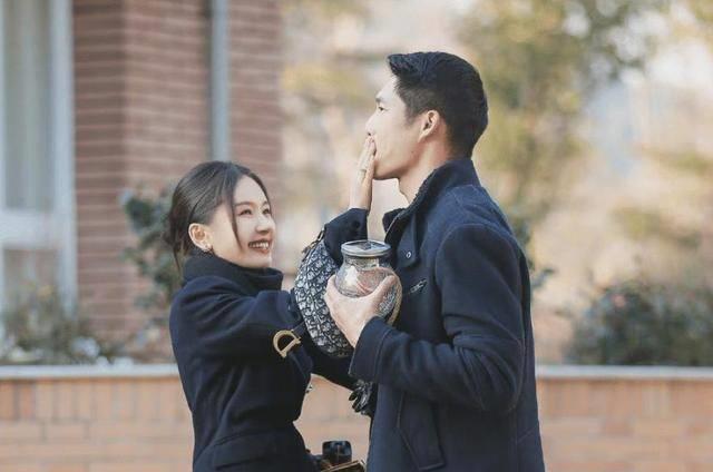 王子文工作之余和吴永恩牵手约会,两人因节目生情,着实让人羡慕_路人