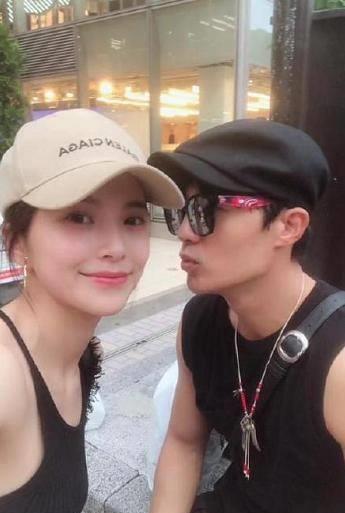 王灿晒与杜淳恩爱照,却遭网友恶评,本尊霸气护夫否认老公花心_社交