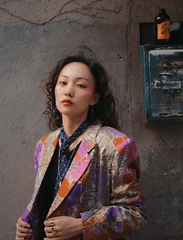 网红贝勒爷,脚踩一双塑胶拖鞋,可时髦起来头也不秃,穿衣也不土_西装