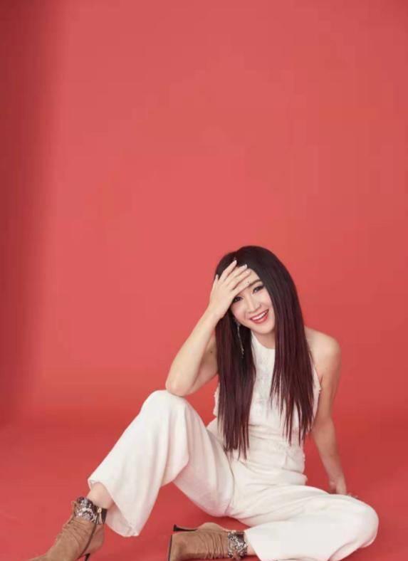 温碧霞晒写真,年过五十不输年轻小花,穿衣大胆一改少女风_气质_巴厘岛