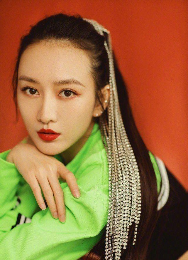 穿玫粉色超短外套配高腰牛仔裤,红唇黑发魅力足_形象_发型_五官