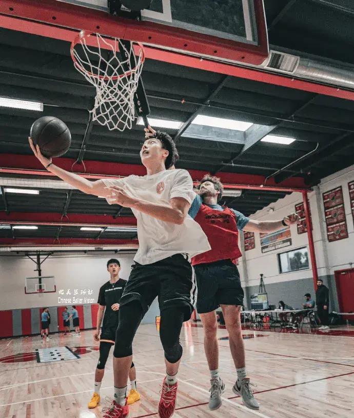 胡明轩海外特训照片曝光,变身肌肉男与曾凡博一起训练_球迷_进行_1