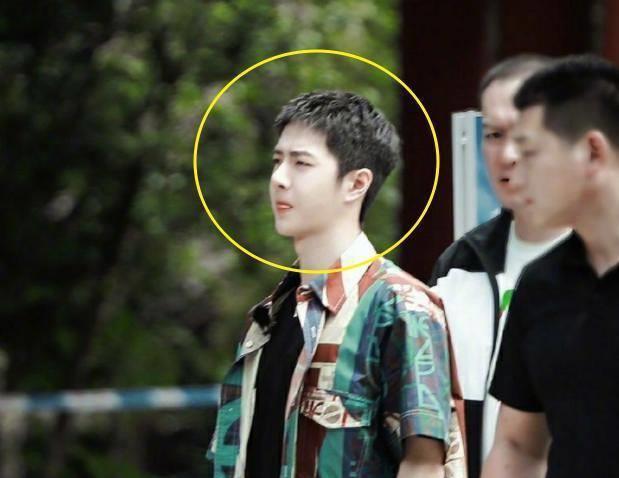 王一博现身成都录制,和175大张伟站在一起,这腿确定不是五五分_身高