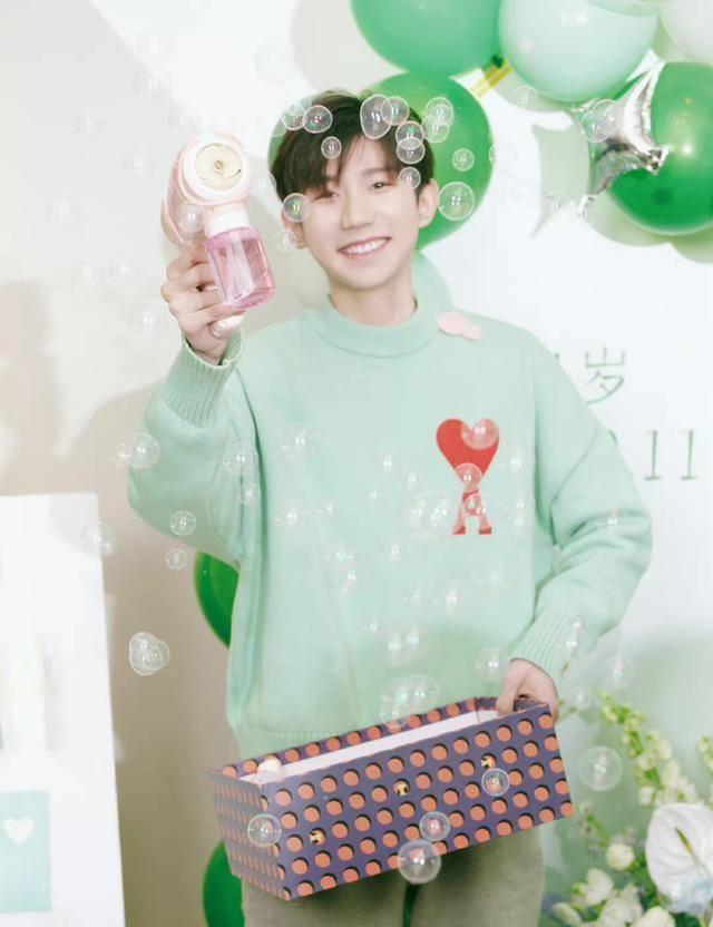 有王源喜欢的泡泡机,有吃饭用的大铲子,还有恐龙的围巾,都是比较有新