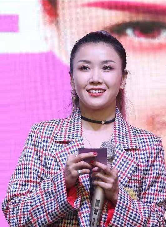 王蓉罕见现身商演,发福走样变大妈,发际线后移大脑门抢镜_西装_气质