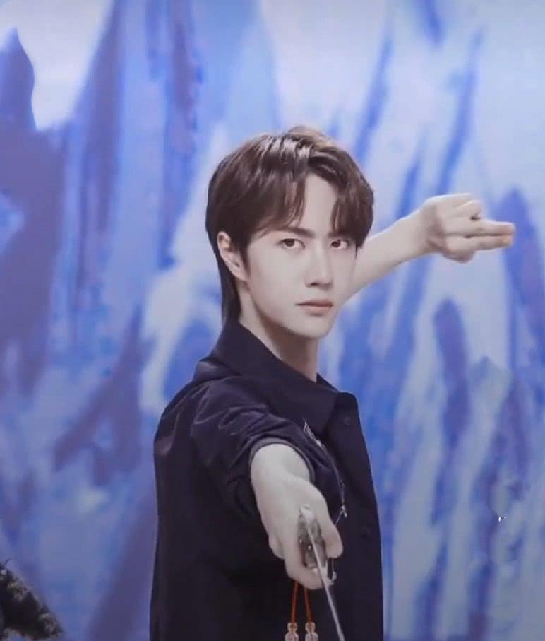 王一博最新《天天》现场"舞剑",姿势太帅,又解锁了新技能_照片_网友