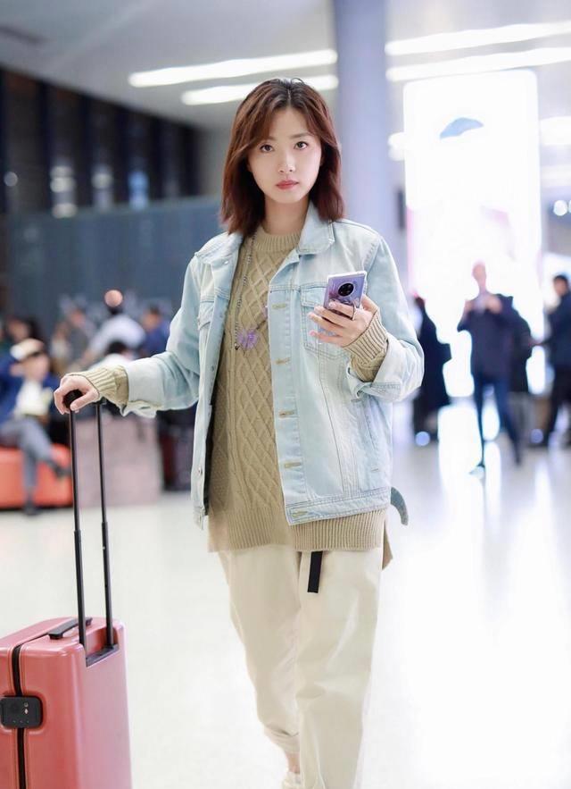 万茜牛仔服造型走机场,气质清新很有时尚感,37岁秒变青春少女_款式