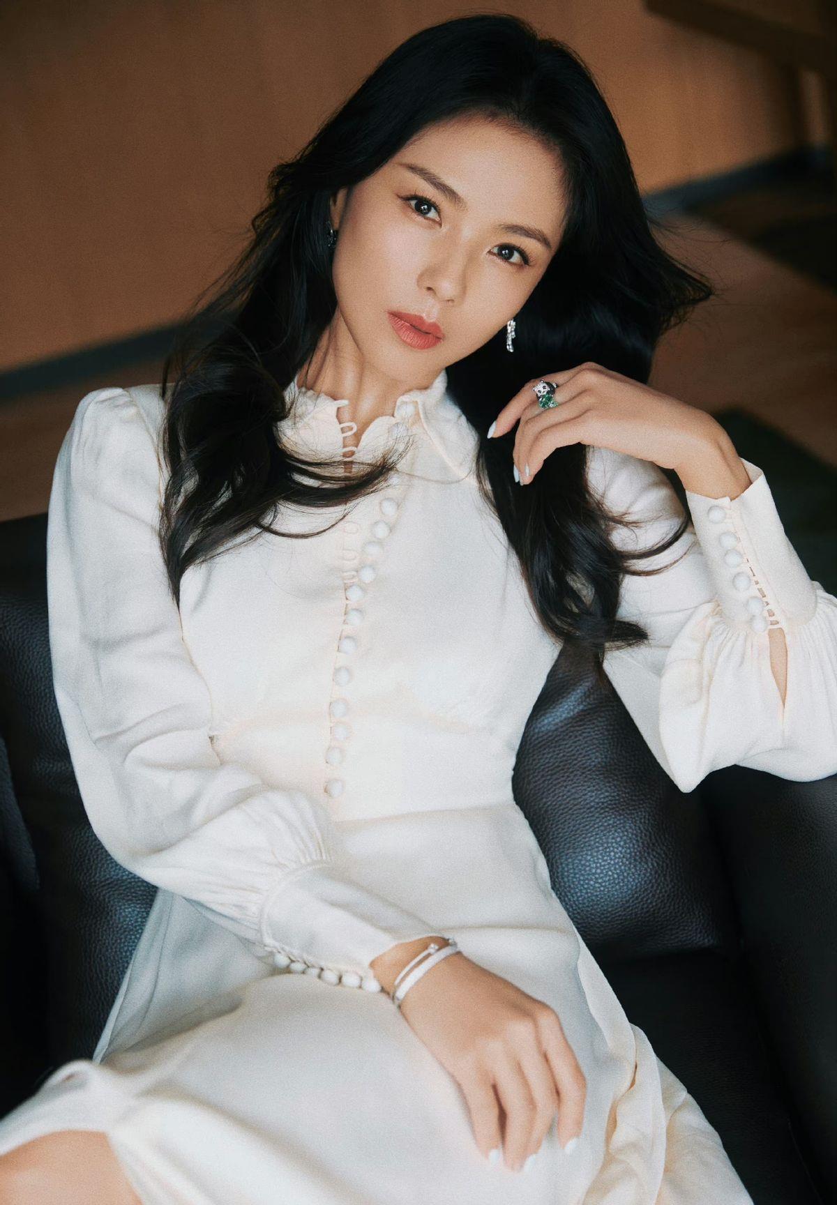 44岁刘涛闪耀活动现场!穿白裙好嫩啊,"换脸"大成功彻底回春了