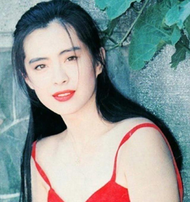 王祖贤50岁以上,穿着粉色羽绒服,风度翩翩_经典_牛仔裤_裙子