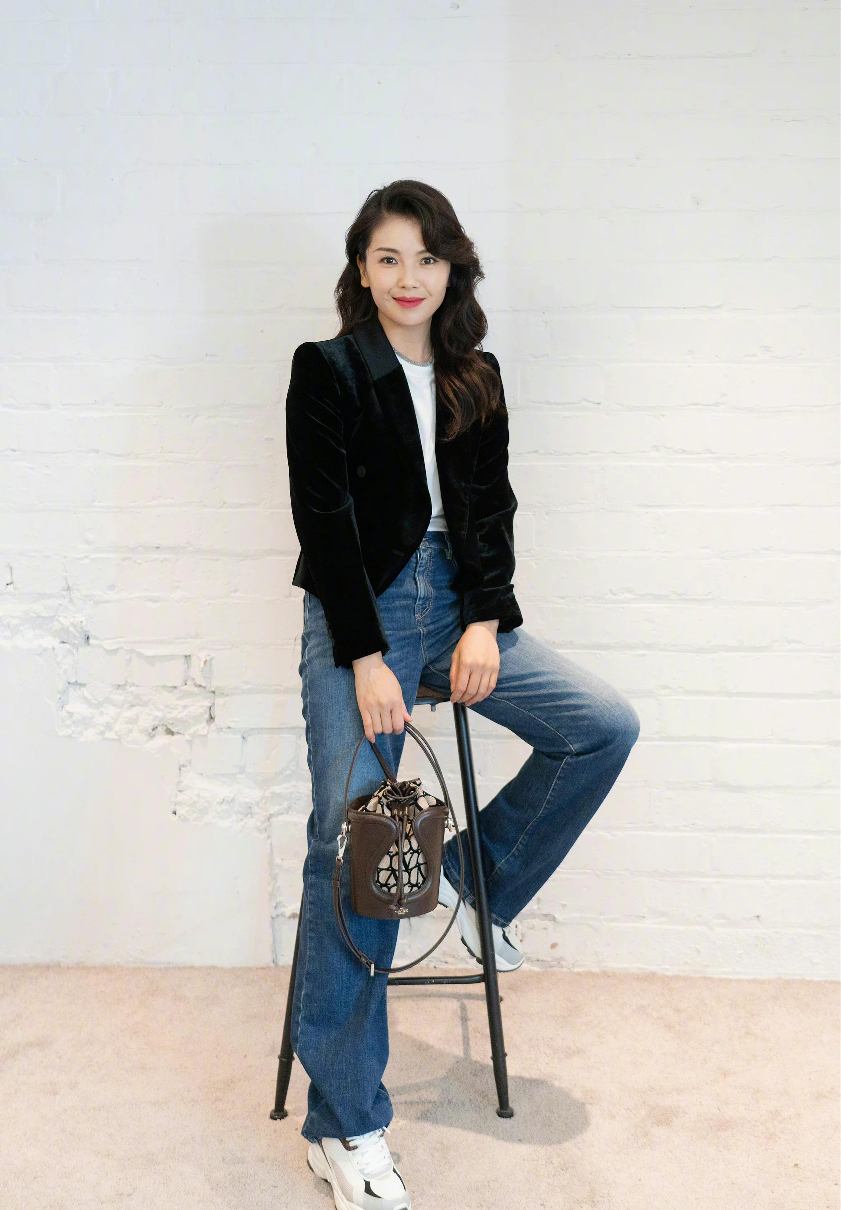 刘涛低调"炫富",背2万1水桶包穿丝绒小外套,气质优雅又高级_西装_时尚